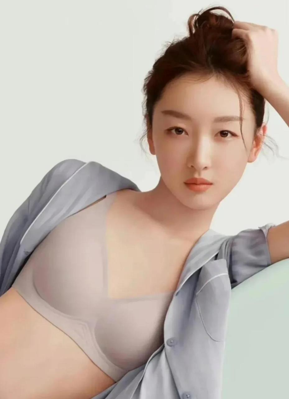 笑喷了,周冬雨居然做了内衣代言广告,很想知道厂家是怎么想的.