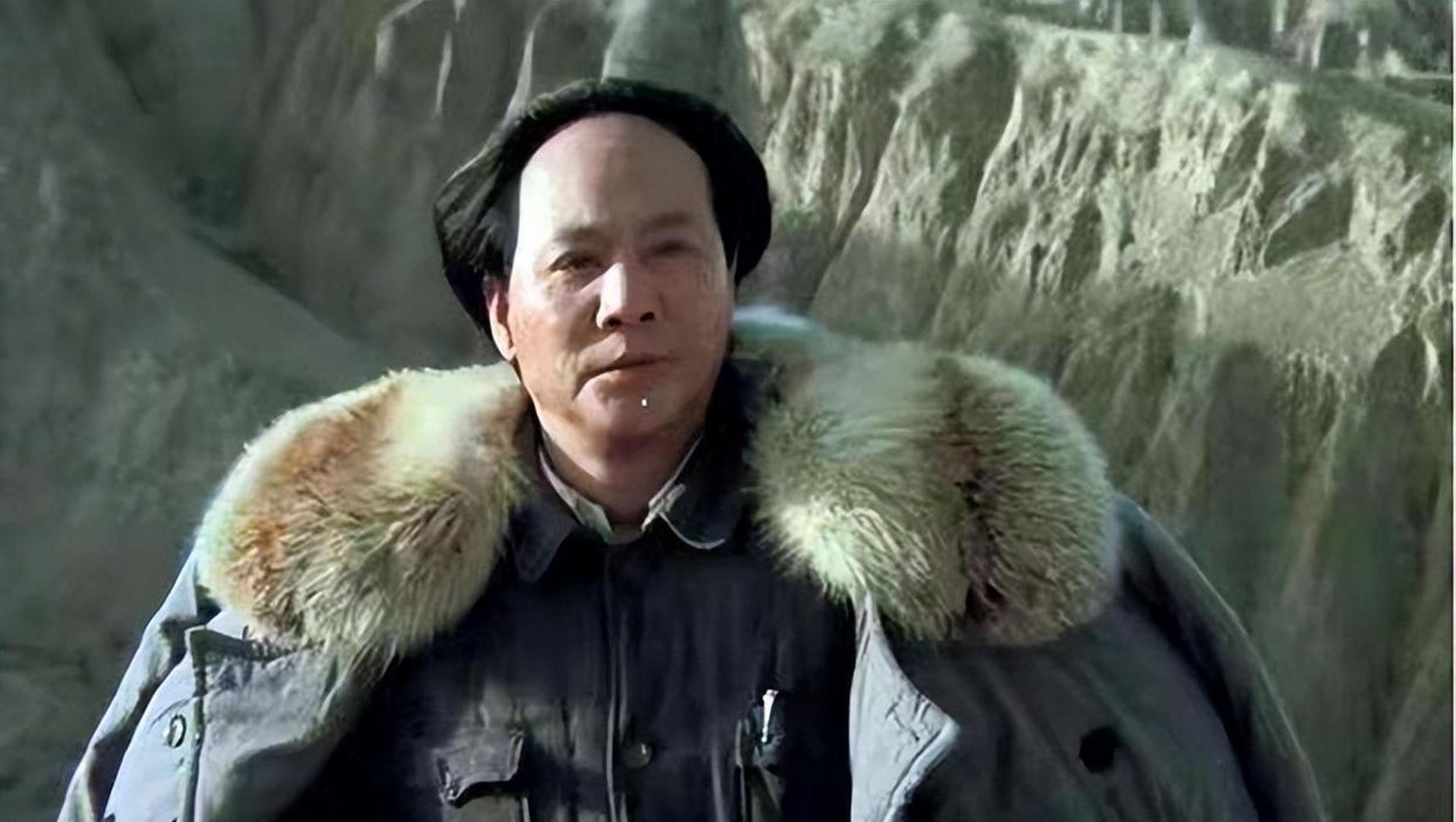 89年古月受邀参加国宴,上将杨白冰主动敬礼,吓得古月连忙站起身