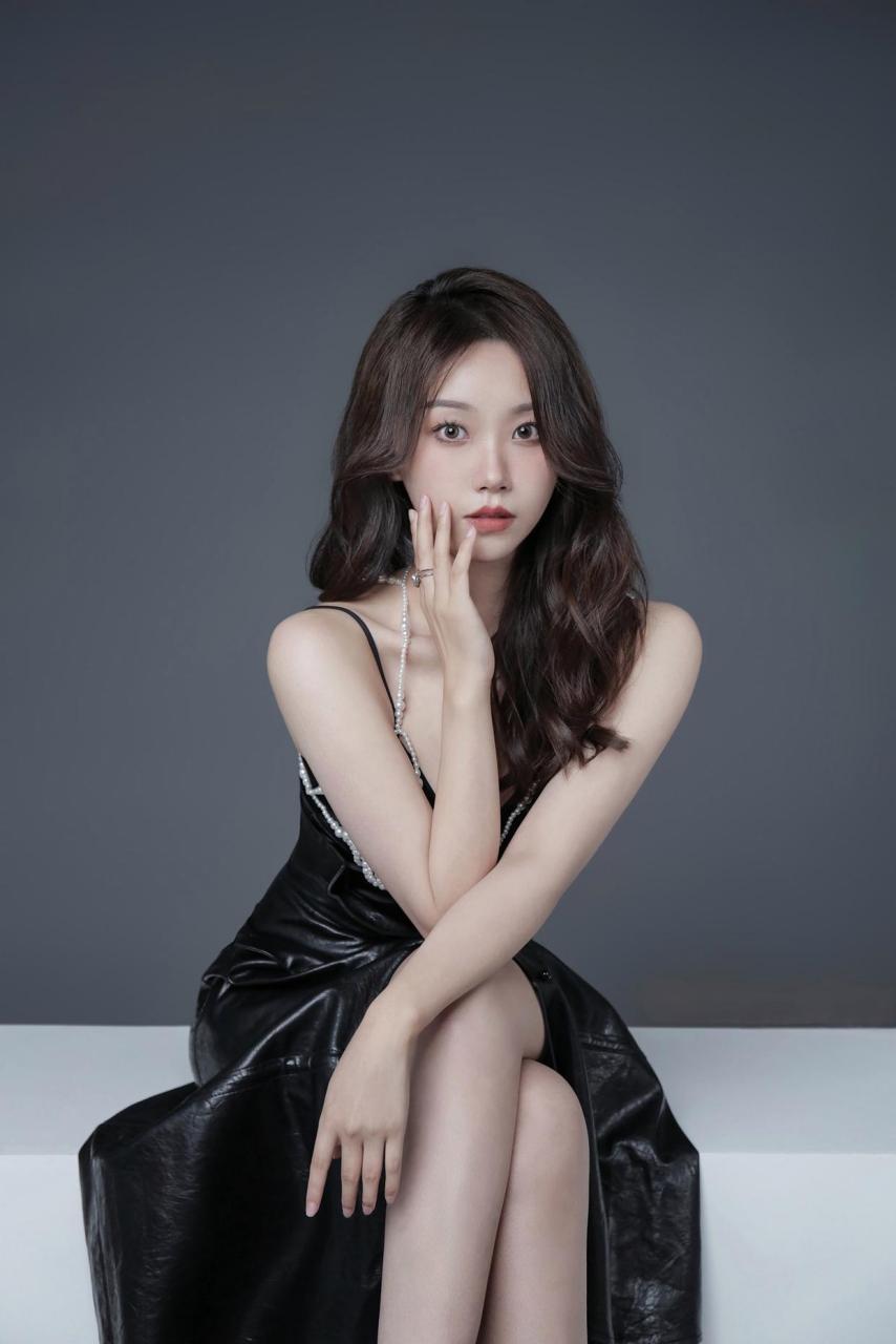 美人一何丽,颜若芙蓉花