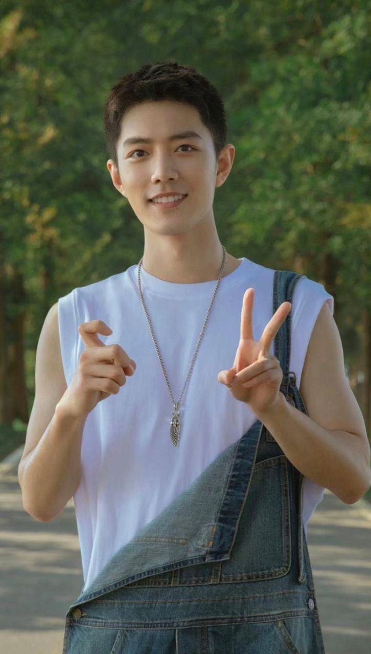 肖战时隔三年 再次穿背带裤 依旧是那个少年郎 真的太爱了[大笑]