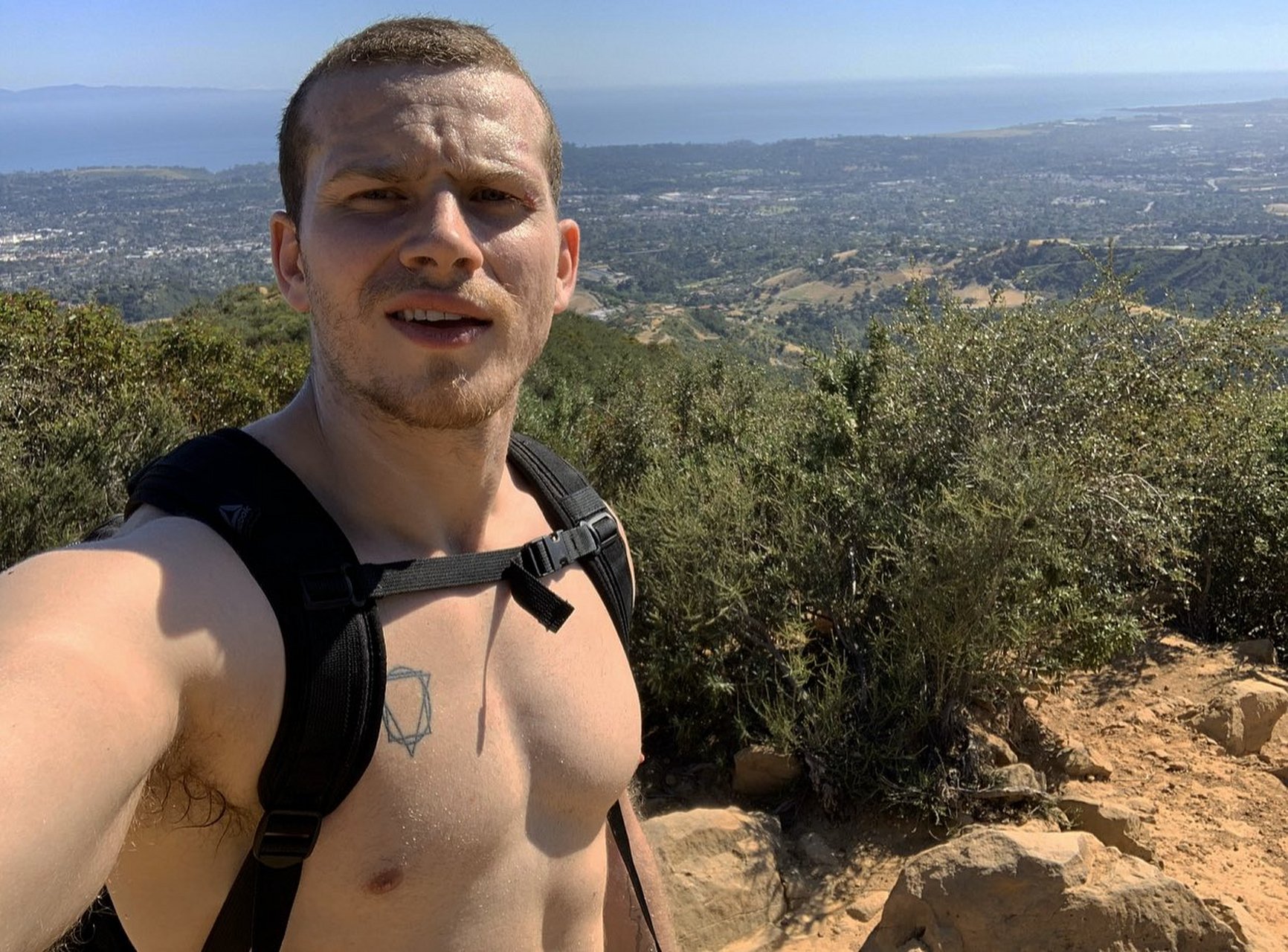 《紧急呼救》主演奥利弗·斯塔克跑出去晒太阳去了,发出这张自拍照片