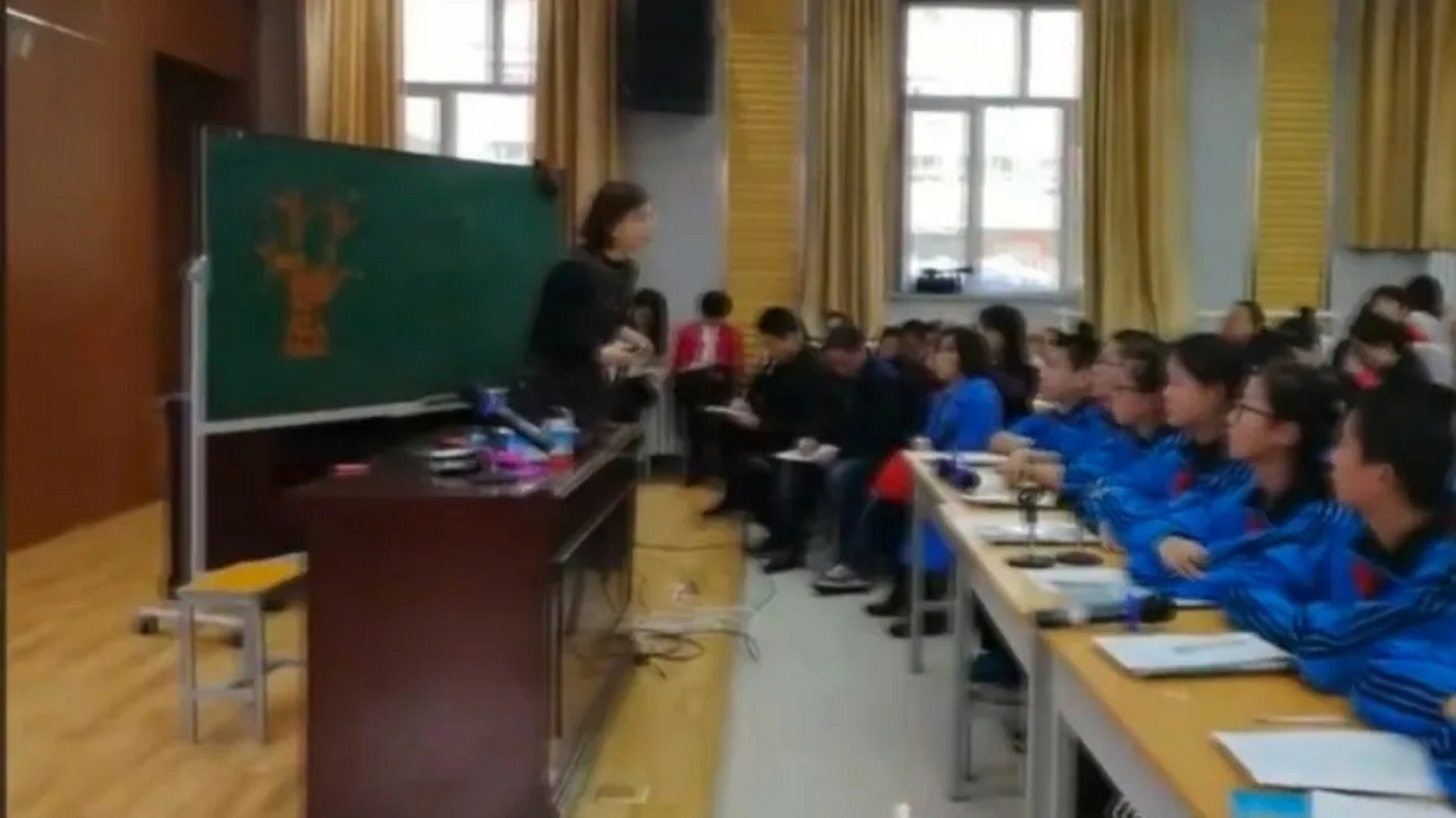一小学五年级的女生在课堂上突然尿裤子了,后排坐的男生见此便大声给