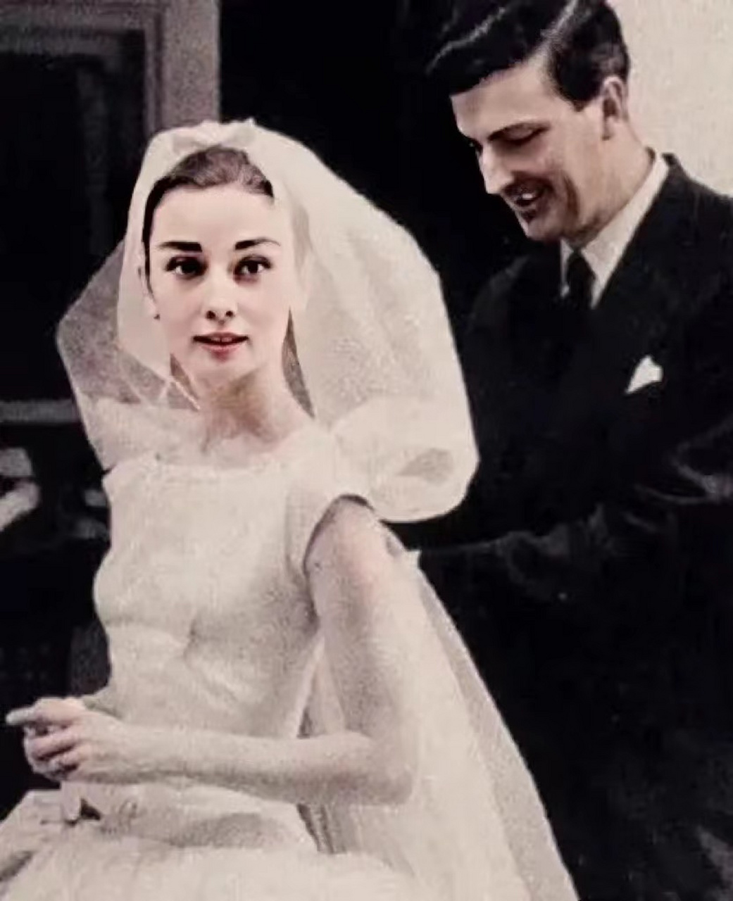 我永远做你的骑士,照片是奥黛丽赫本身穿纪梵希给她定制婚纱场景,镜头