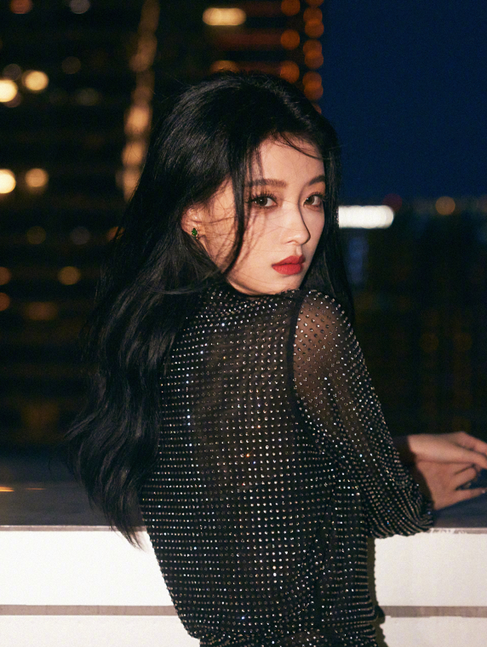 孙怡的最新美照,大眼睛和高挺的鼻子,展现出了她的自信和魅力.