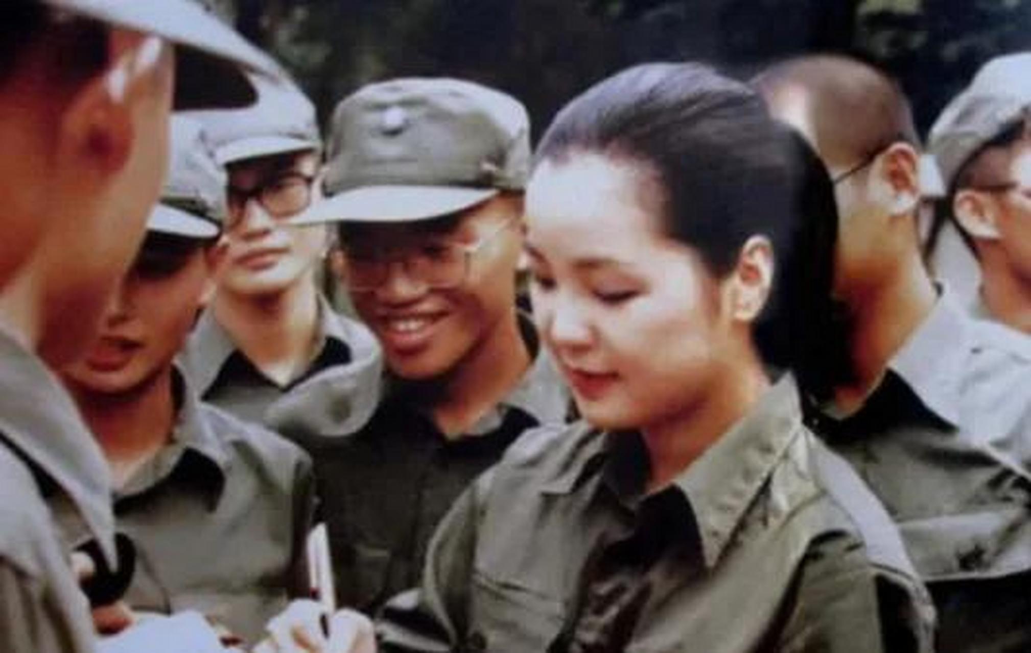 1991年,38岁的邓丽君前往金门劳军演出,跟士兵们进互动之后,她拿起