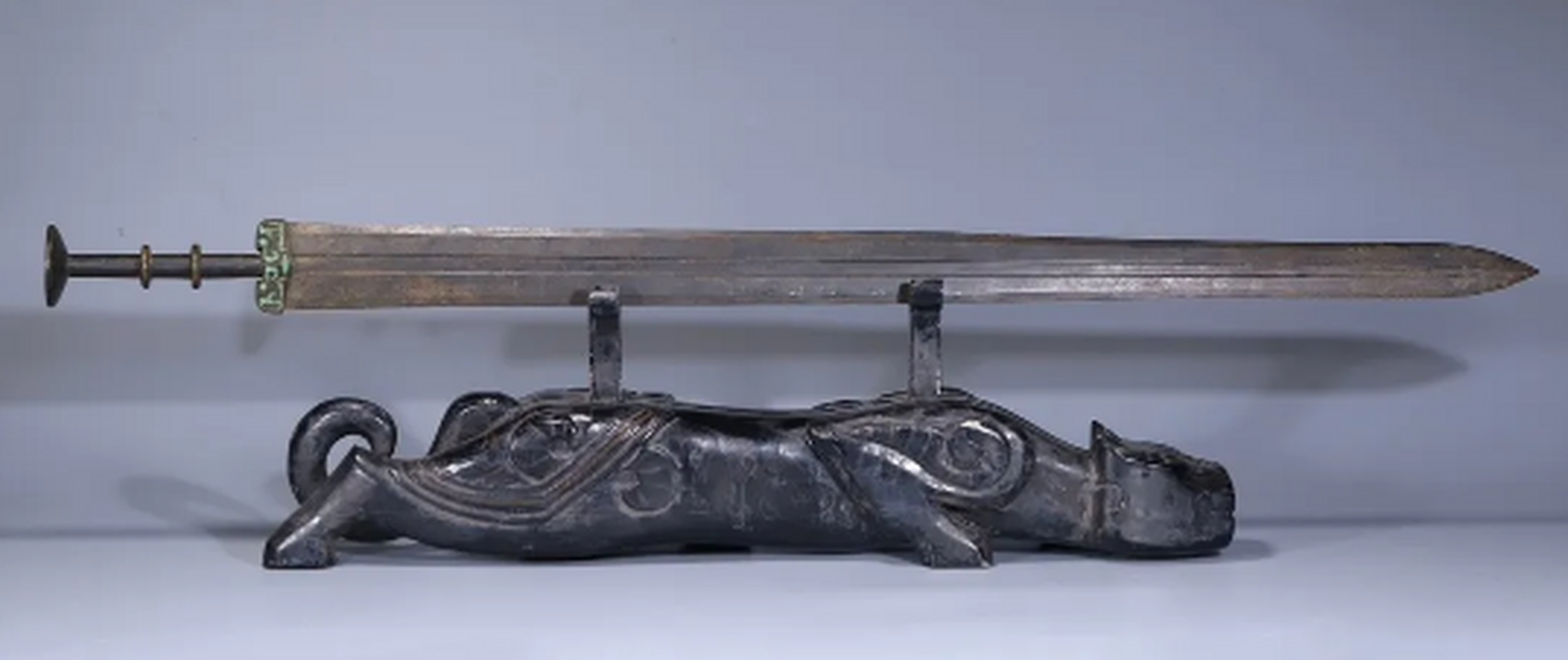 收藏#战汉 错银松石嵌青铜剑,铜质一流,竹节柄,剑身错金,刀锋分离带 