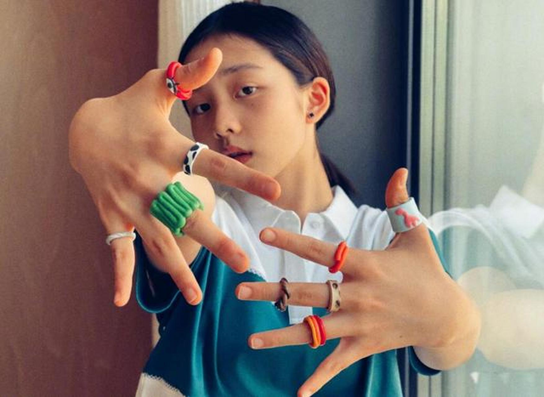 之前因图书馆事件闹得沸沸扬扬的黄磊的女儿黄多多又翻车了,黄多多的