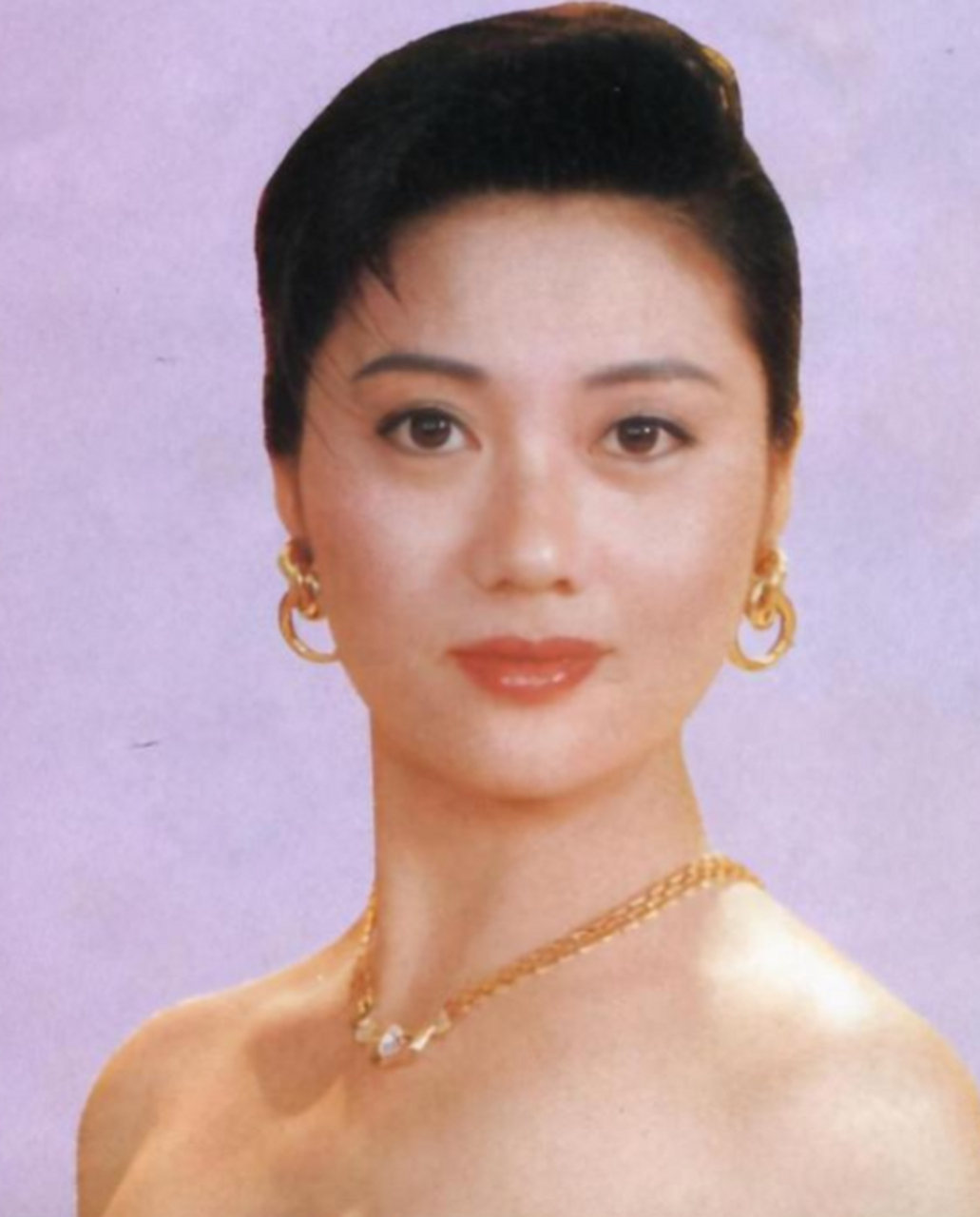 1998年著名女主持人命丧家中,警方欲看监控 客厅地面