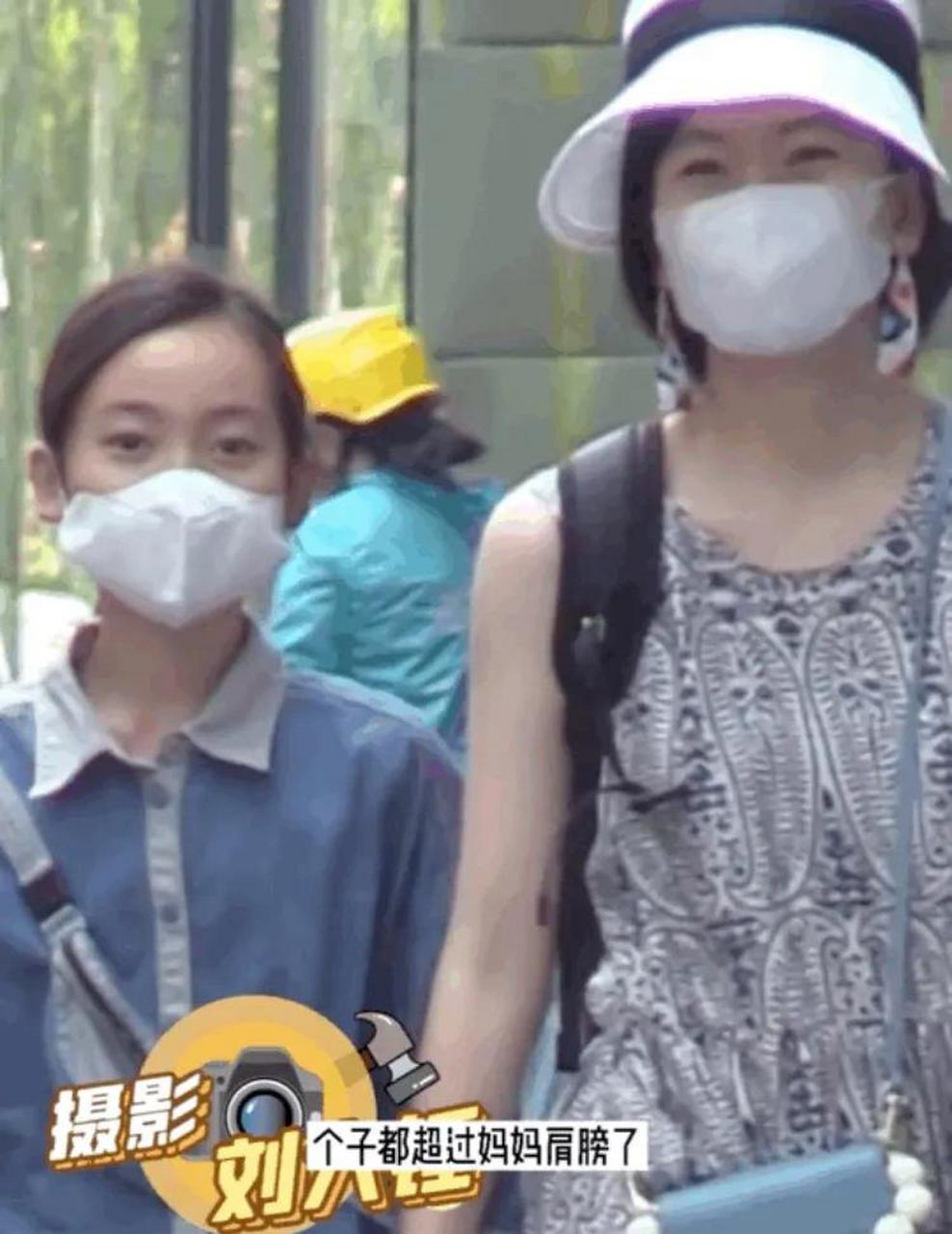 gif创作人# #韩寒女儿韩小野近照#  近日,有媒体拍到韩寒妻子金丽华