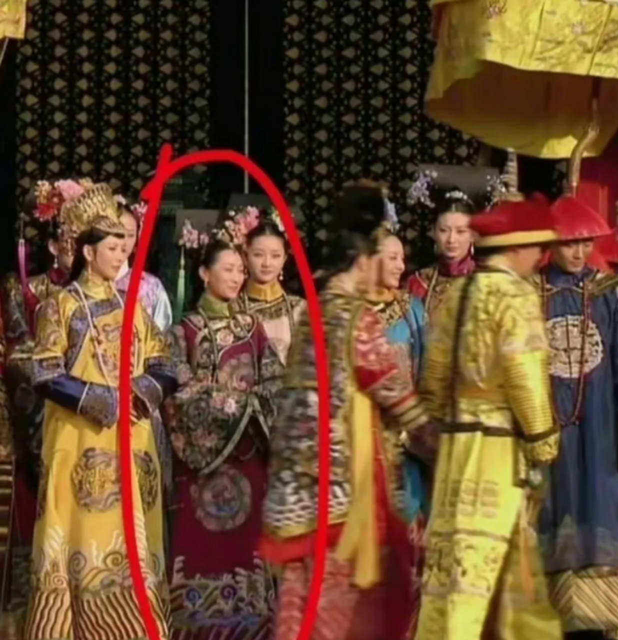 演员陶昕然官方身高163cm,旁边张茜身高1米68.