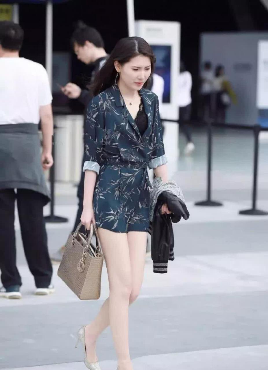 街拍:穿深蓝套装短裙的性感气质美妇,性感迷人的身姿气质好高贵