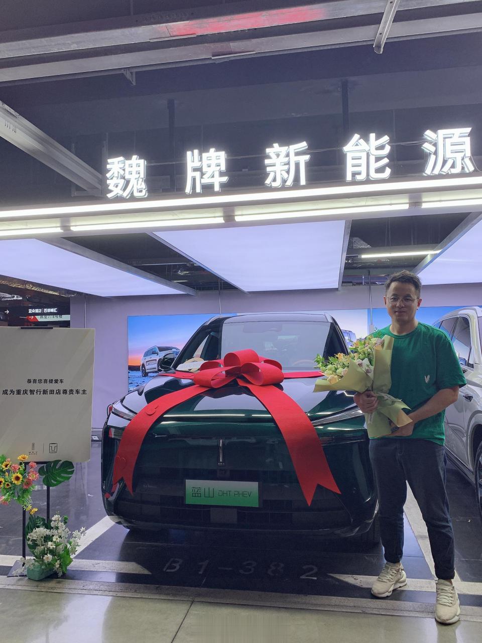 提车了,绿色的蓝山,在提车的过程中遇到两组来看车的客户,一个是试驾