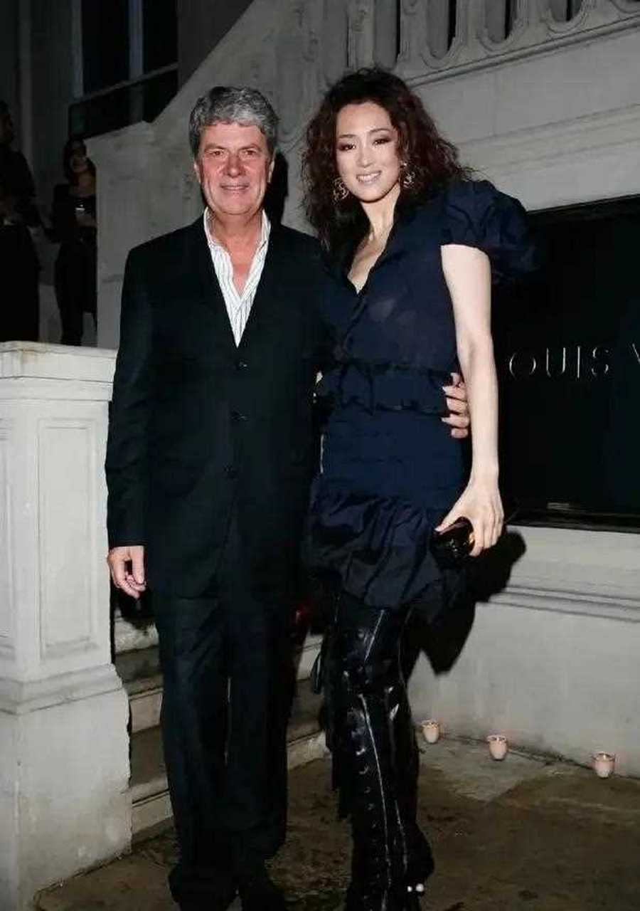 57岁的巩俐和60岁的杨紫琼同框,两位女神看上去多多少少都见老了.