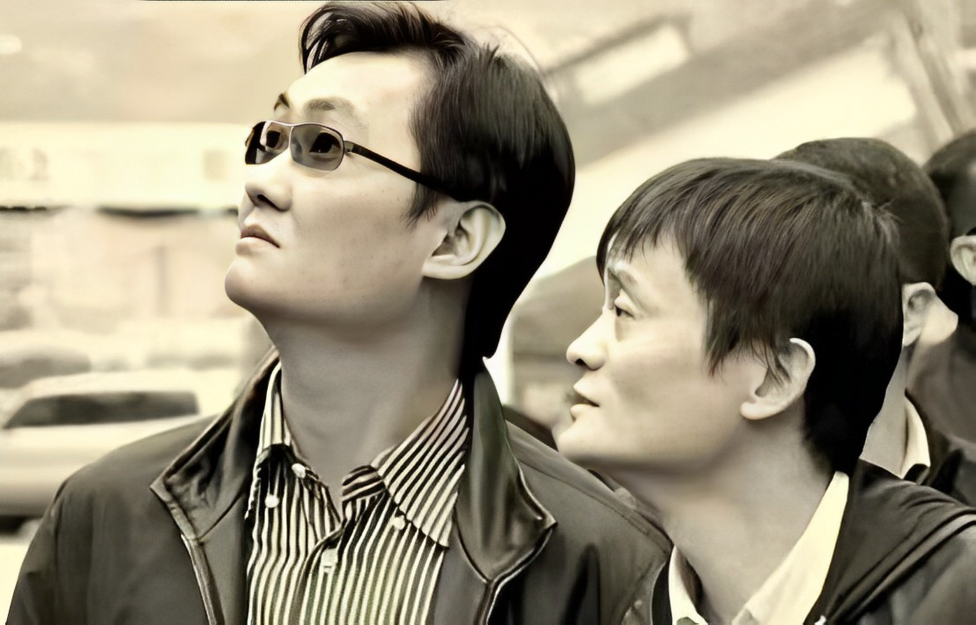 2009年,45岁的马云和38岁的马化腾合影.