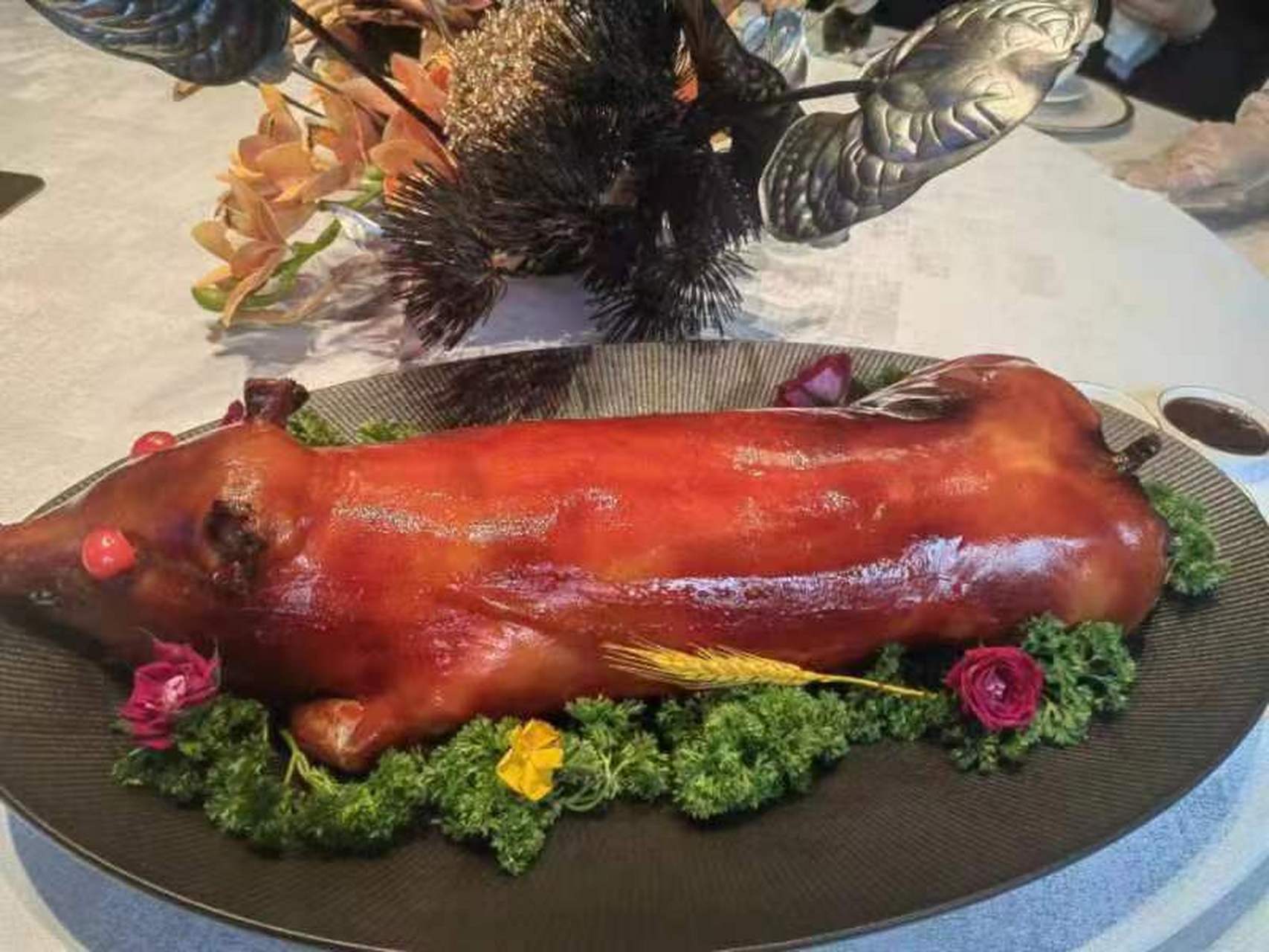 【鸿运当头金牌烤乳猪】  烤乳猪是一道经典的粤系名菜,亦是"满汉全席