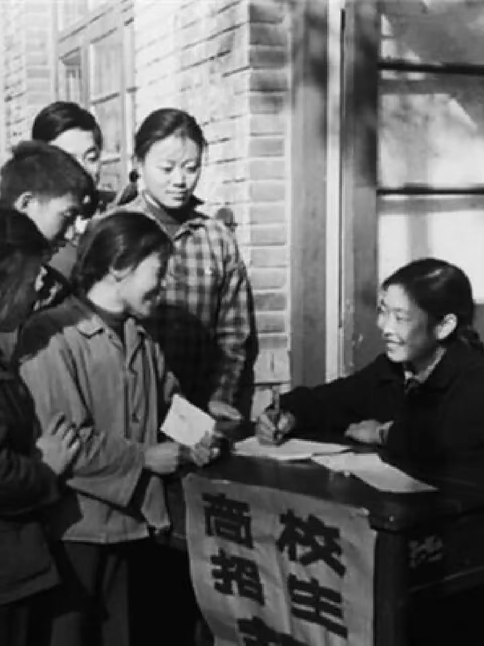 1977年恢复高考,从此改变了无数人的命运.