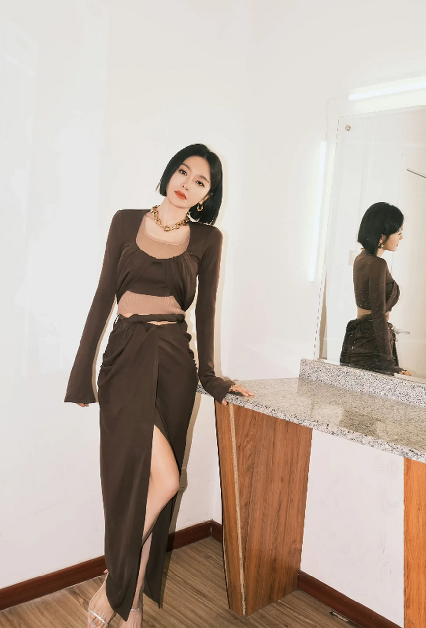 演员秦岚 粉银双绑带高跟凉鞋  #秦岚#  #高跟鞋