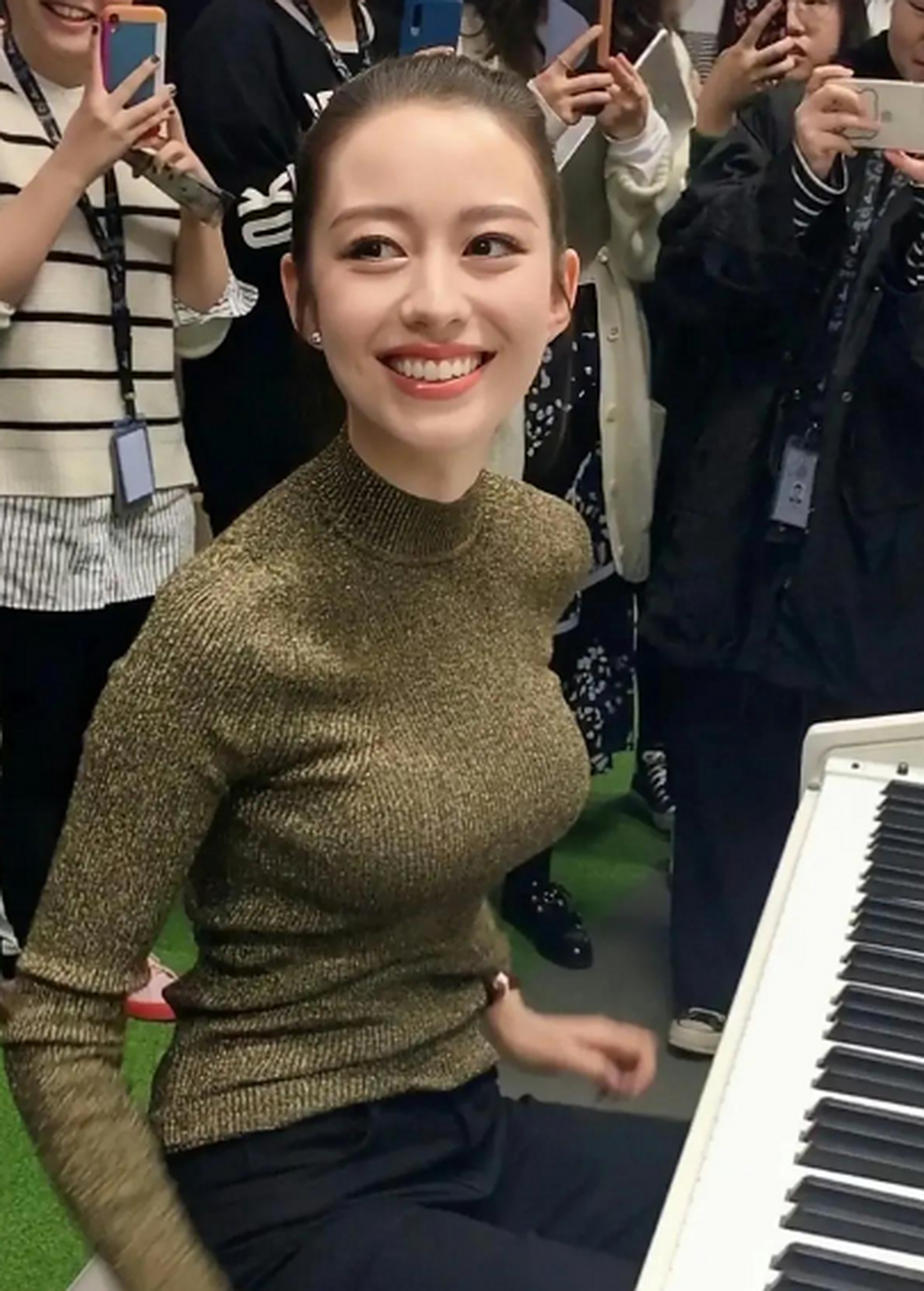 郎朗的妻子吉娜,妆前妆后简直是判若两人.