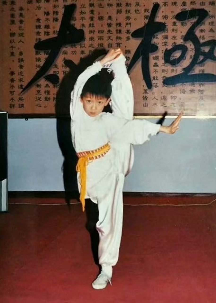 徐明浩晒童年练武照