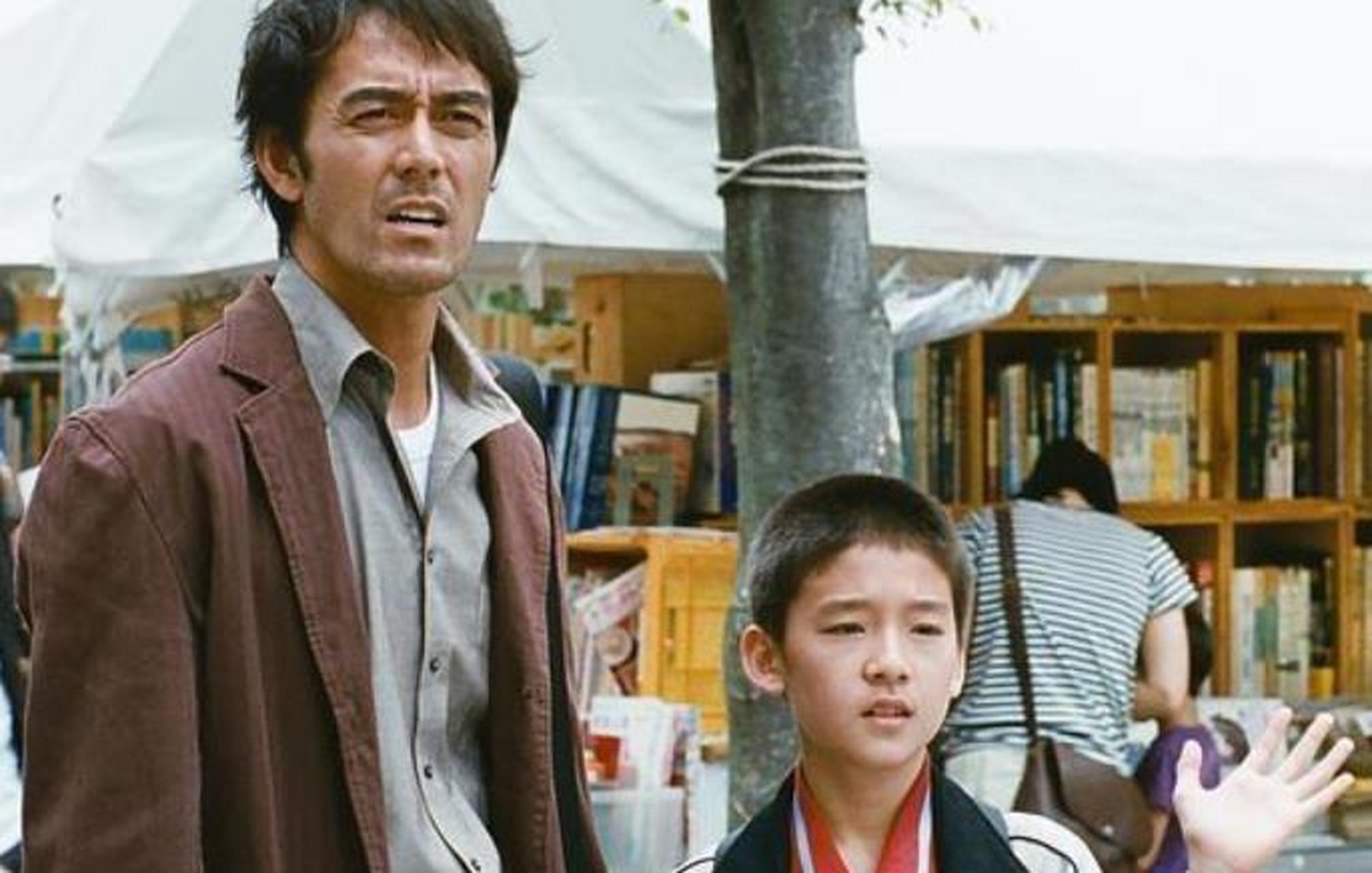 日本电影《比海更深》描写了一个离异的中年男人一地鸡毛的生活,却