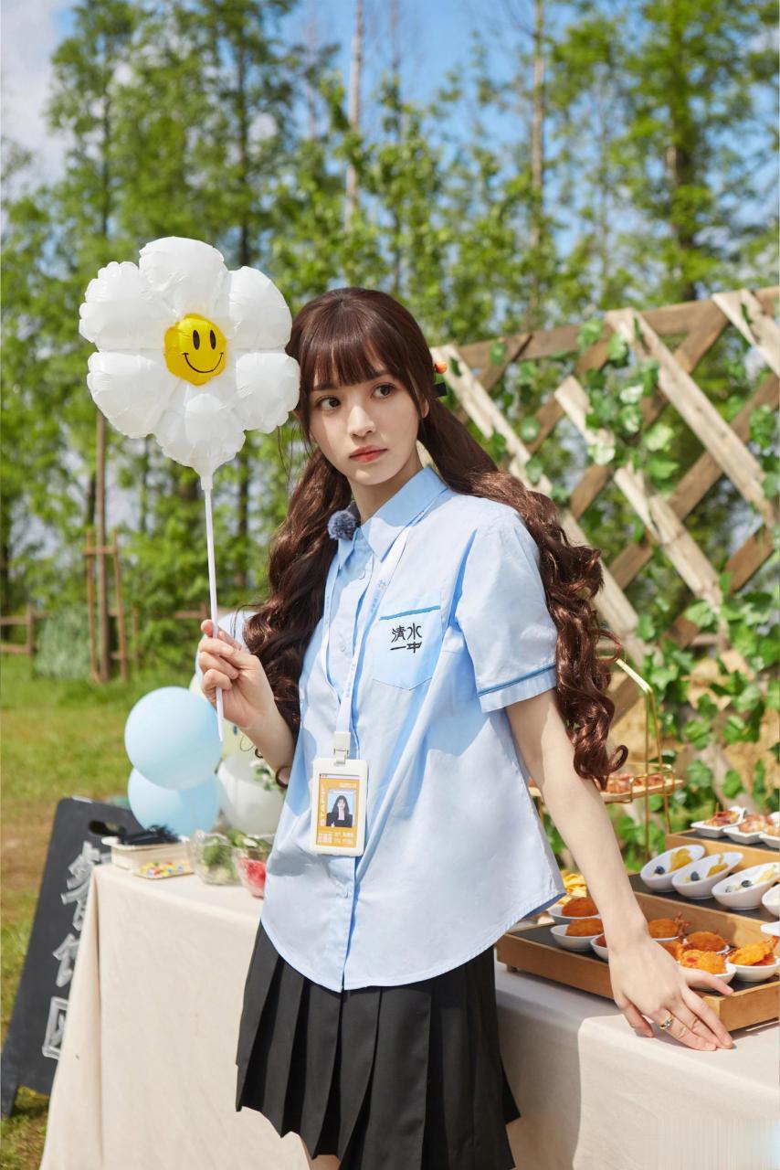 田曦薇分享最新随拍学院风套装 卷发双马尾造型,夏日里的元气少女,被