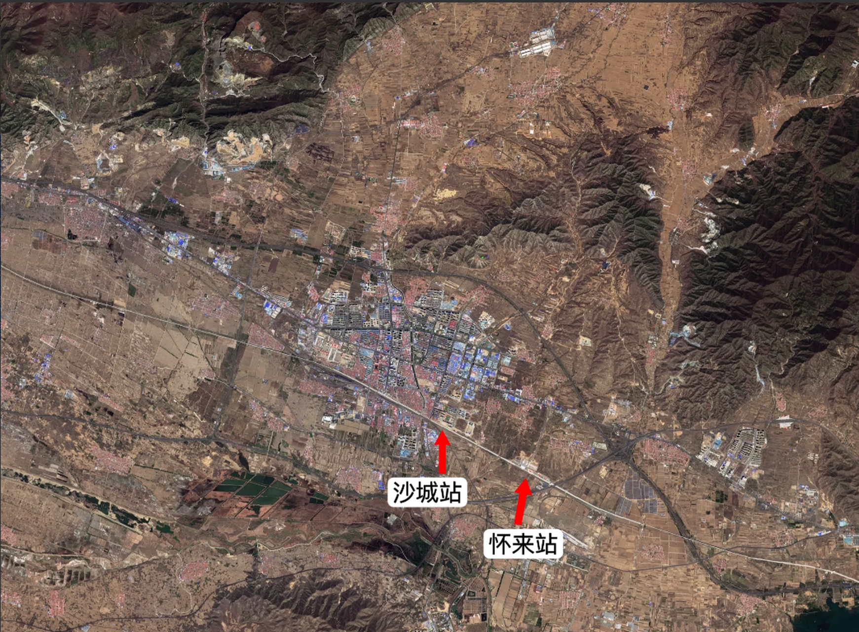河北张家口市怀来县这个火车站设置很有意思,县城的普铁站叫沙城站,本