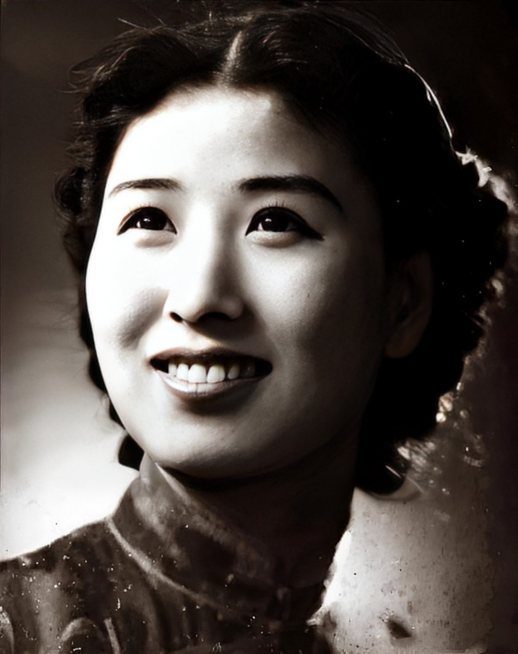 1942年,有着明星梦的上海社交名媛郑苹如毅然成为一名特工,后来她不幸