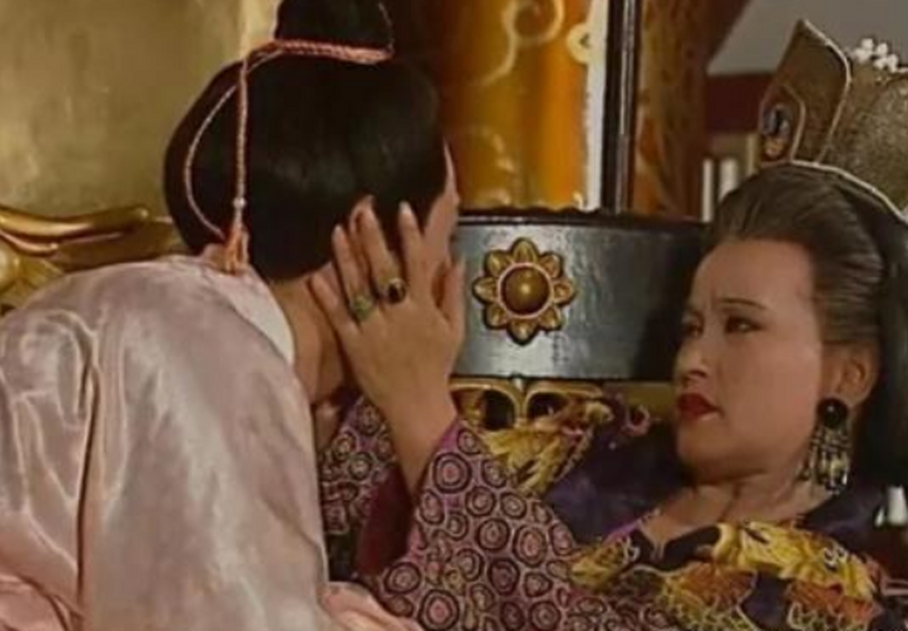 公元705年,张易之,张昌宗兄弟陪着82岁的武则天折腾一晚,又是把酒言欢