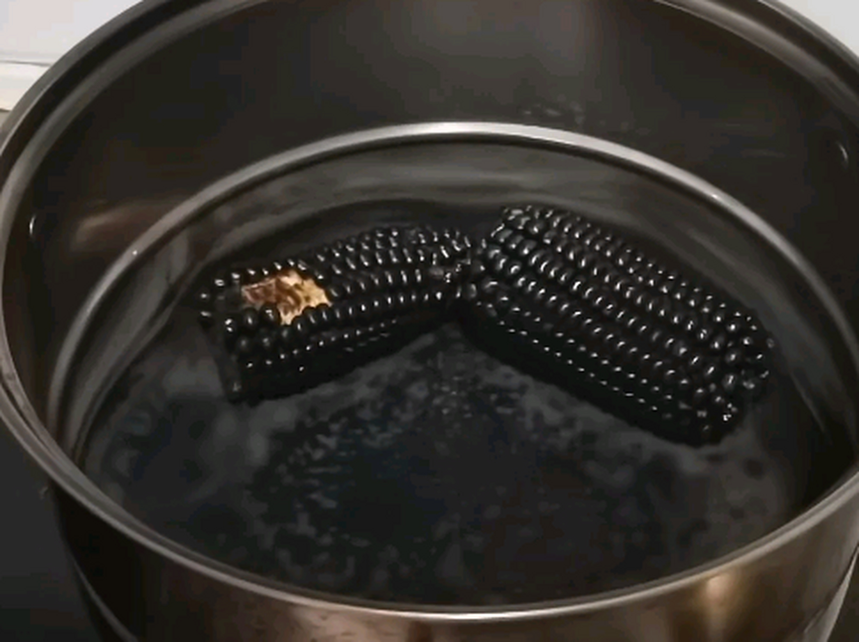 我还以为玉米就是黑色品种呢,仔细一看才发现煮糊了