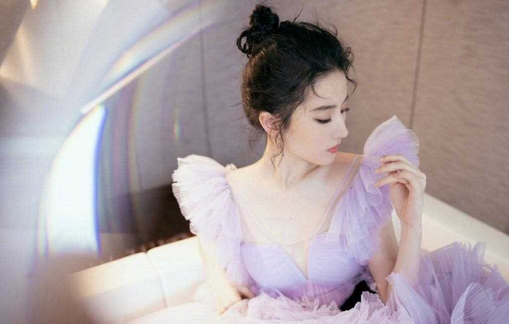 刘亦菲身穿紫樱蛋糕裙亮相杭州活动,满满春日浪漫气息,又甜又美,美出