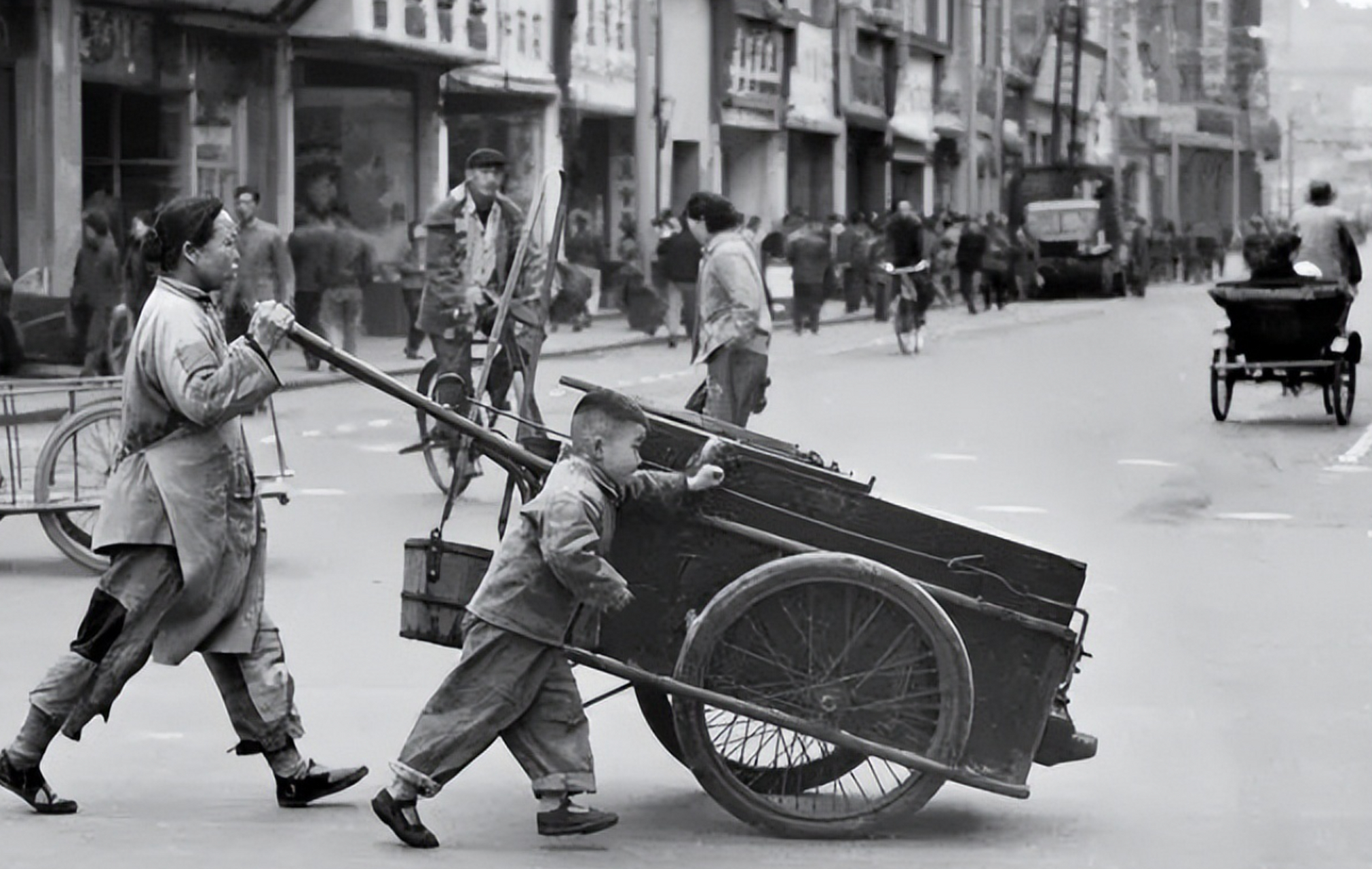 老上海人估计还记得这个东西,收集小便的木粪车!