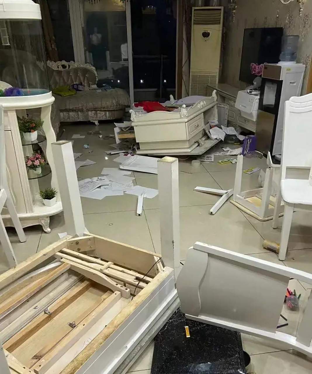 最讨厌夫妻吵架砸东西的.