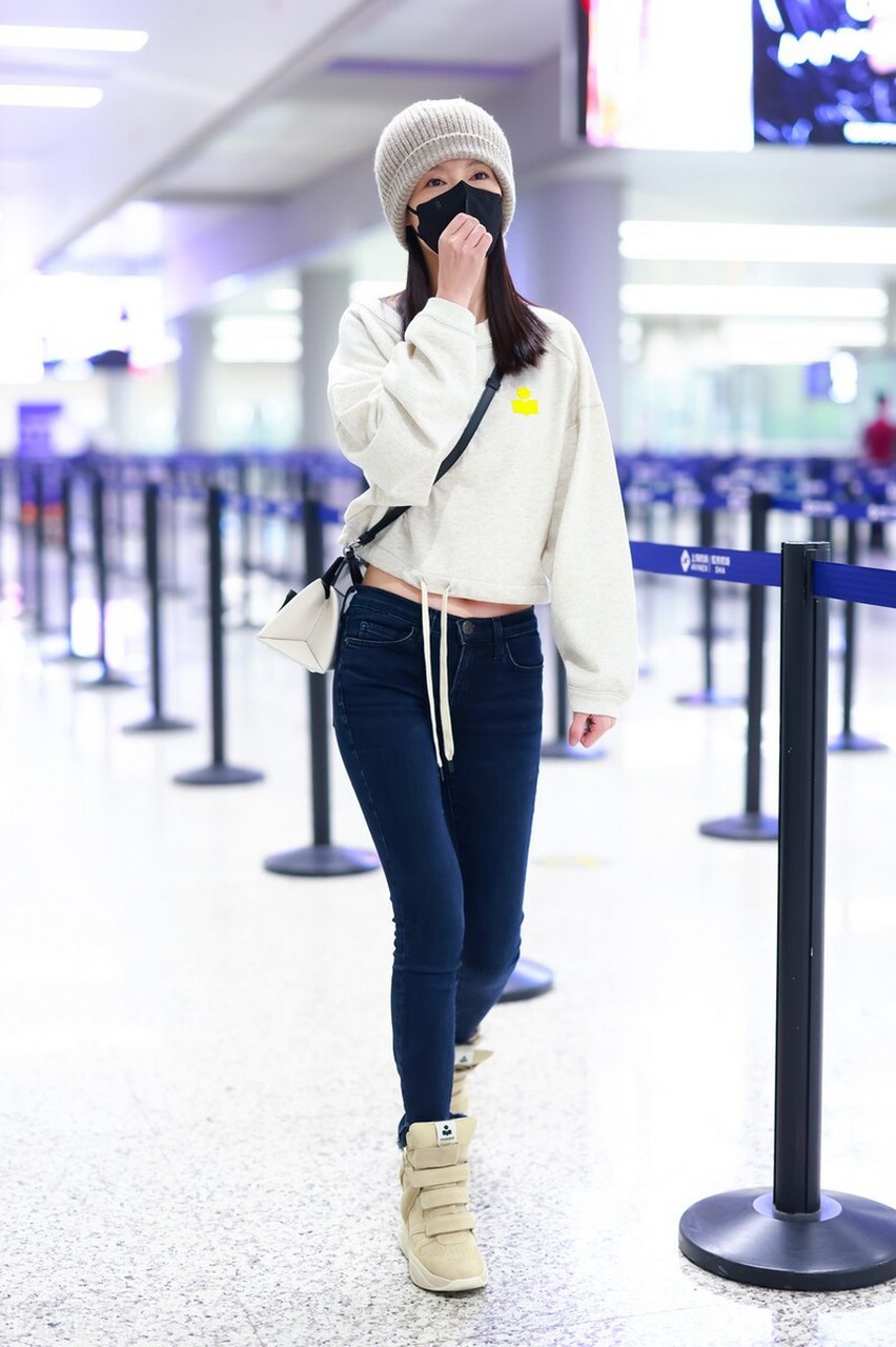 李沁机场街拍,白色卫衣搭配紧身牛仔裤,毛线帽青春朝气!