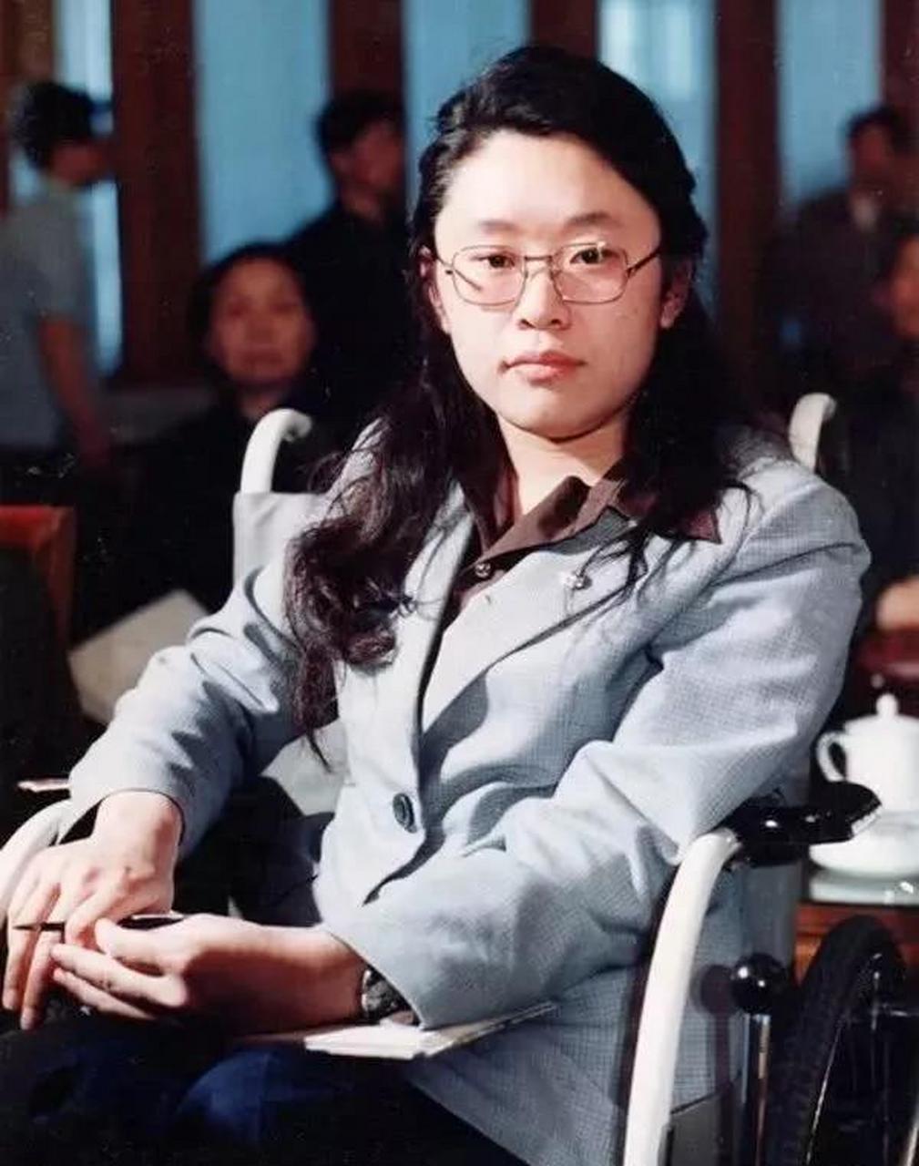 百家号星火计划# 图片:身残志坚的张海迪.