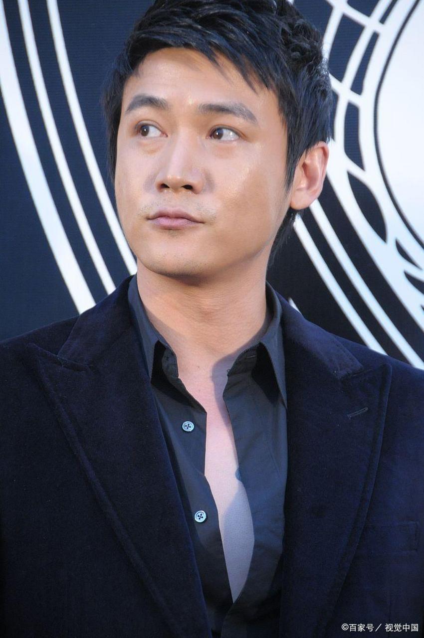 陆毅和郭京飞一起去丈母娘家,刚进门,丈母娘就命令郭京飞:"你快做饭