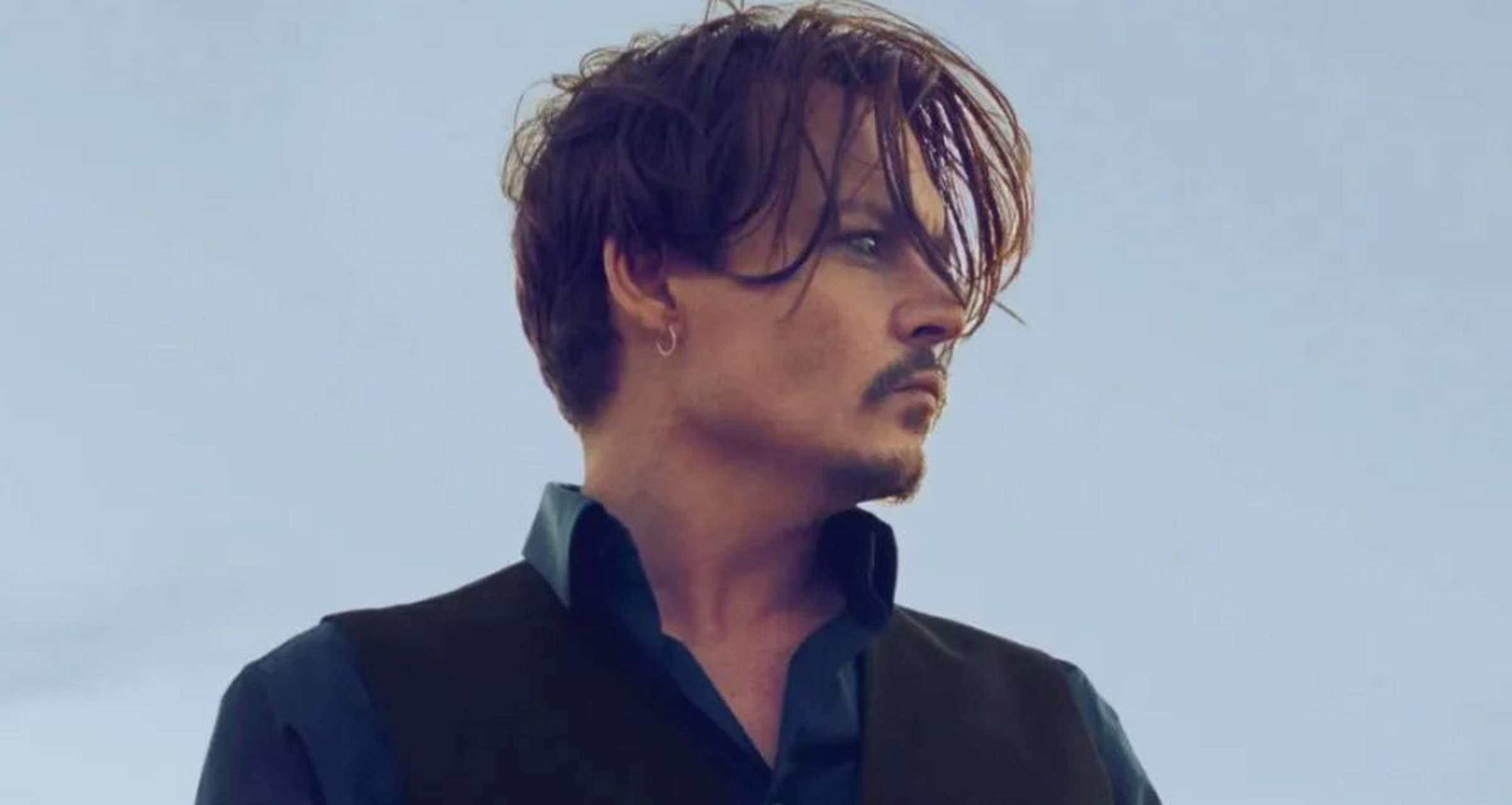 虽然近几年德普因为一些原因名声和事业都处于低谷,但dior 仍坚持不