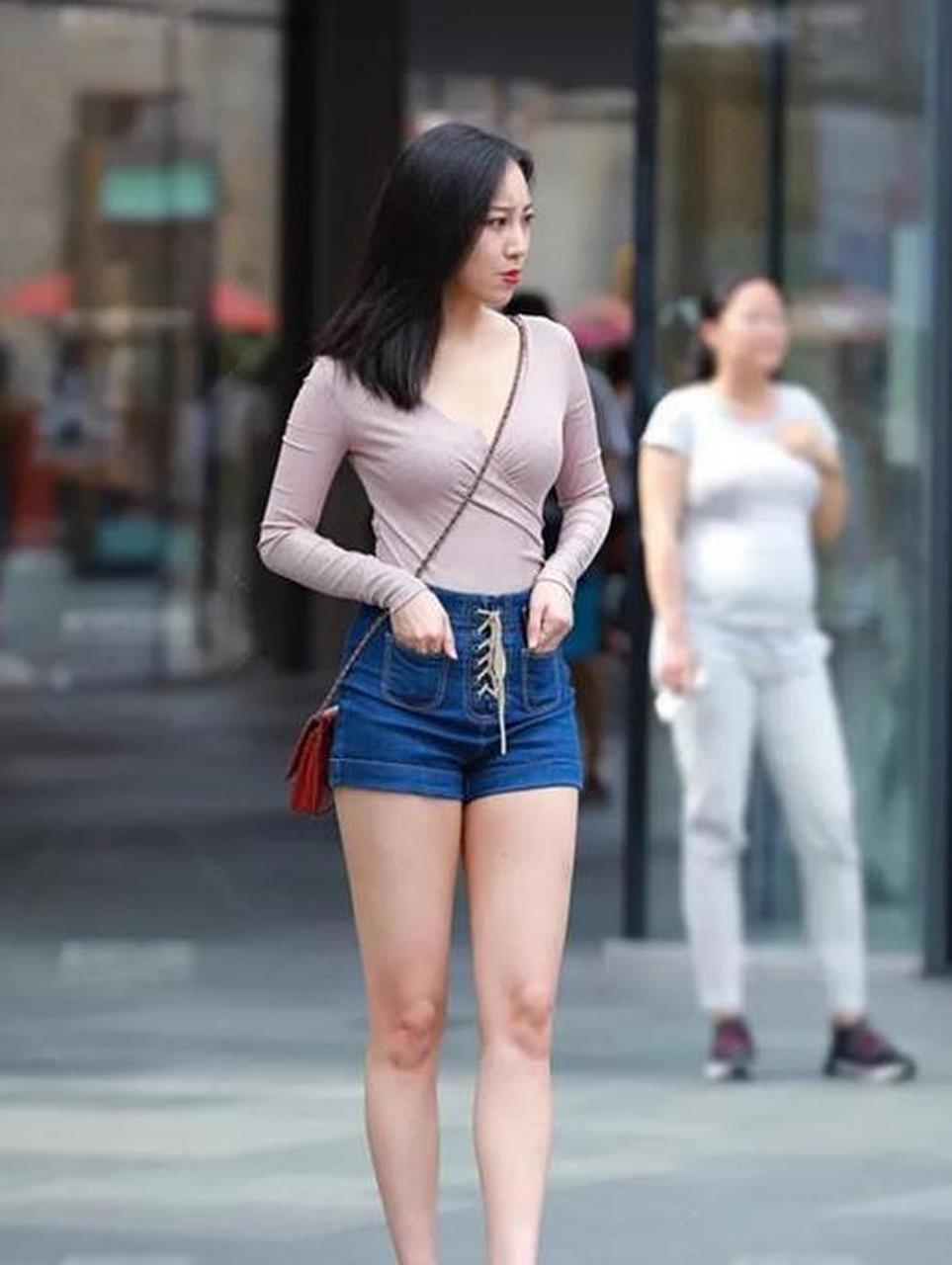 街拍:气质迷人的美女,一件短款上衣配牛仔裤,时尚都市丽人气息