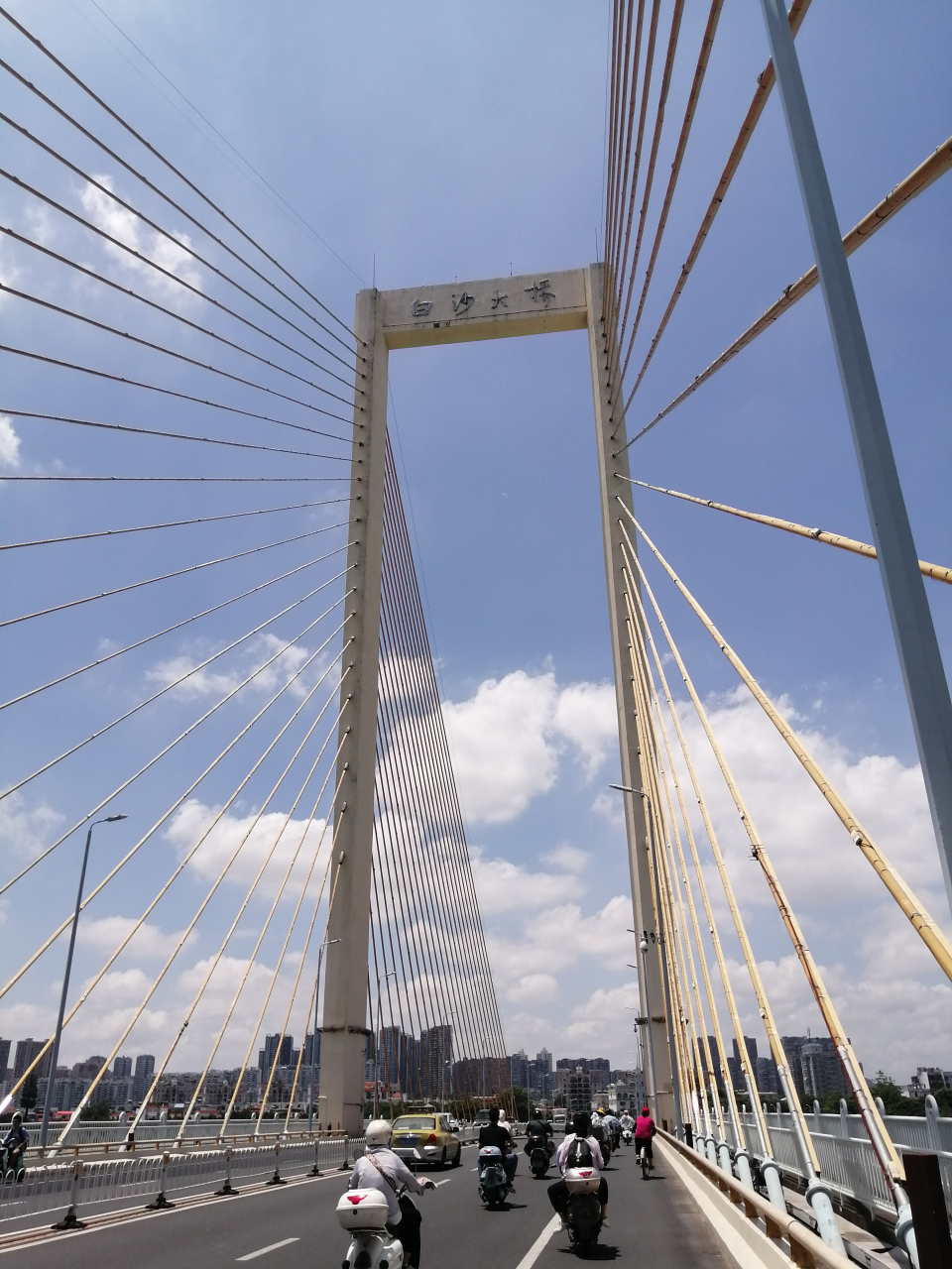 南宁白沙大桥通车很多年了,每次路过,都觉得很耀眼,特别是在如此的