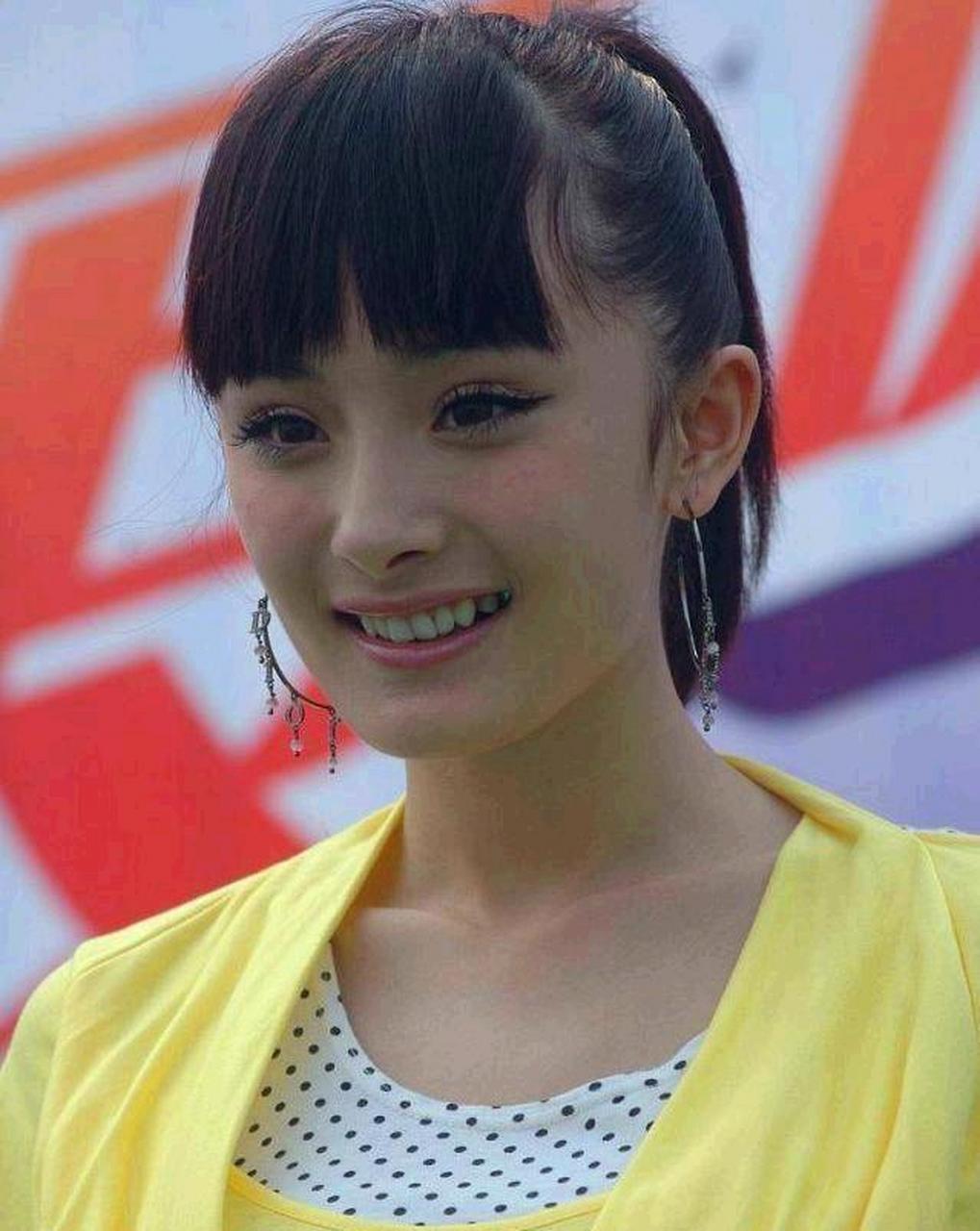 杨幂早年照片,眼睛好美![鄙视]