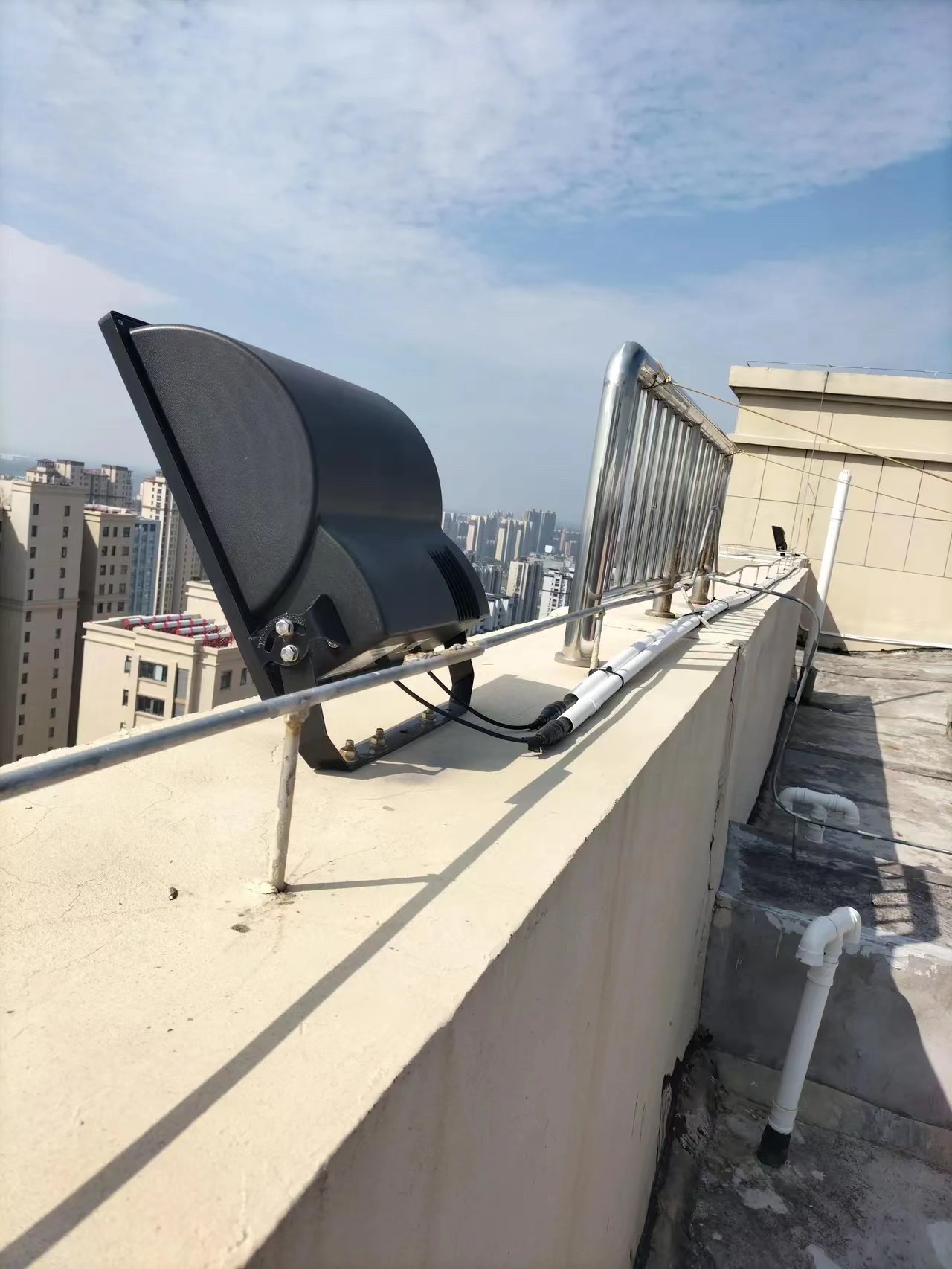 事情发生在一座高楼的楼顶上,一个看似普通的照明灯,实际上是一座巧妙