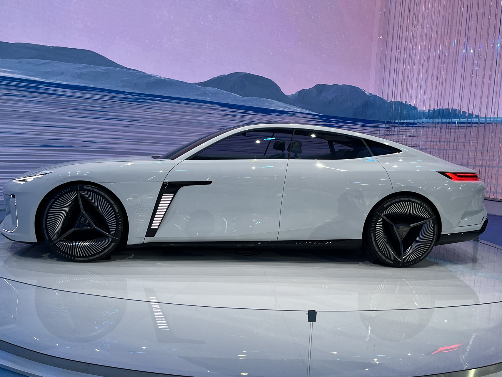 吉利银河另一款车,银河之光,展出的是概念车,就是那台纯电轿车,年底