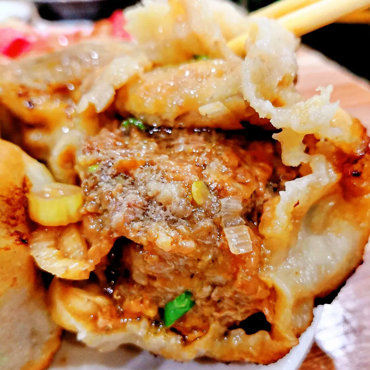 宝瑞门钉肉饼是一家开了很多年的老字号北京小吃,一家不起眼的小店