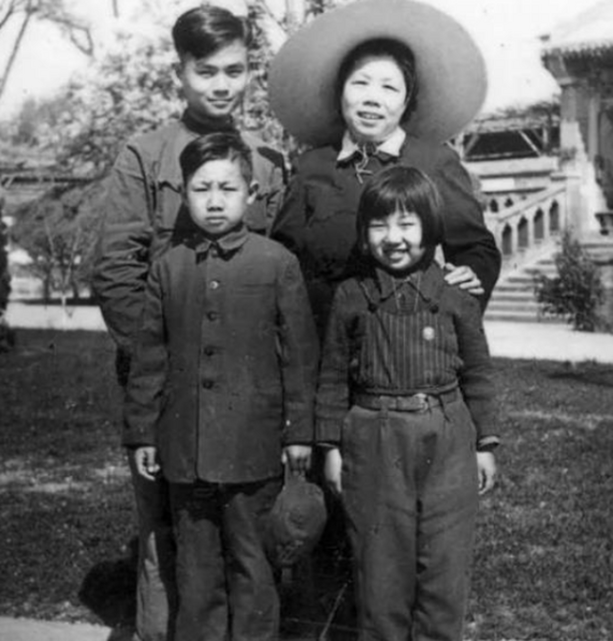 1976年周总理逝世,侄子周尔辉要去北京悼念他,邓颖超:不要来京,1976年