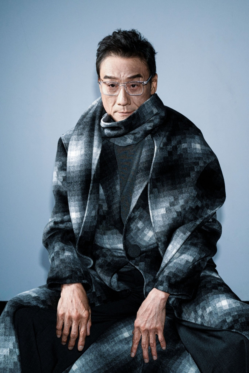 梁家辉出席上海时装周,为品牌judyhua 2023秋冬系列走秀并领闭,太有