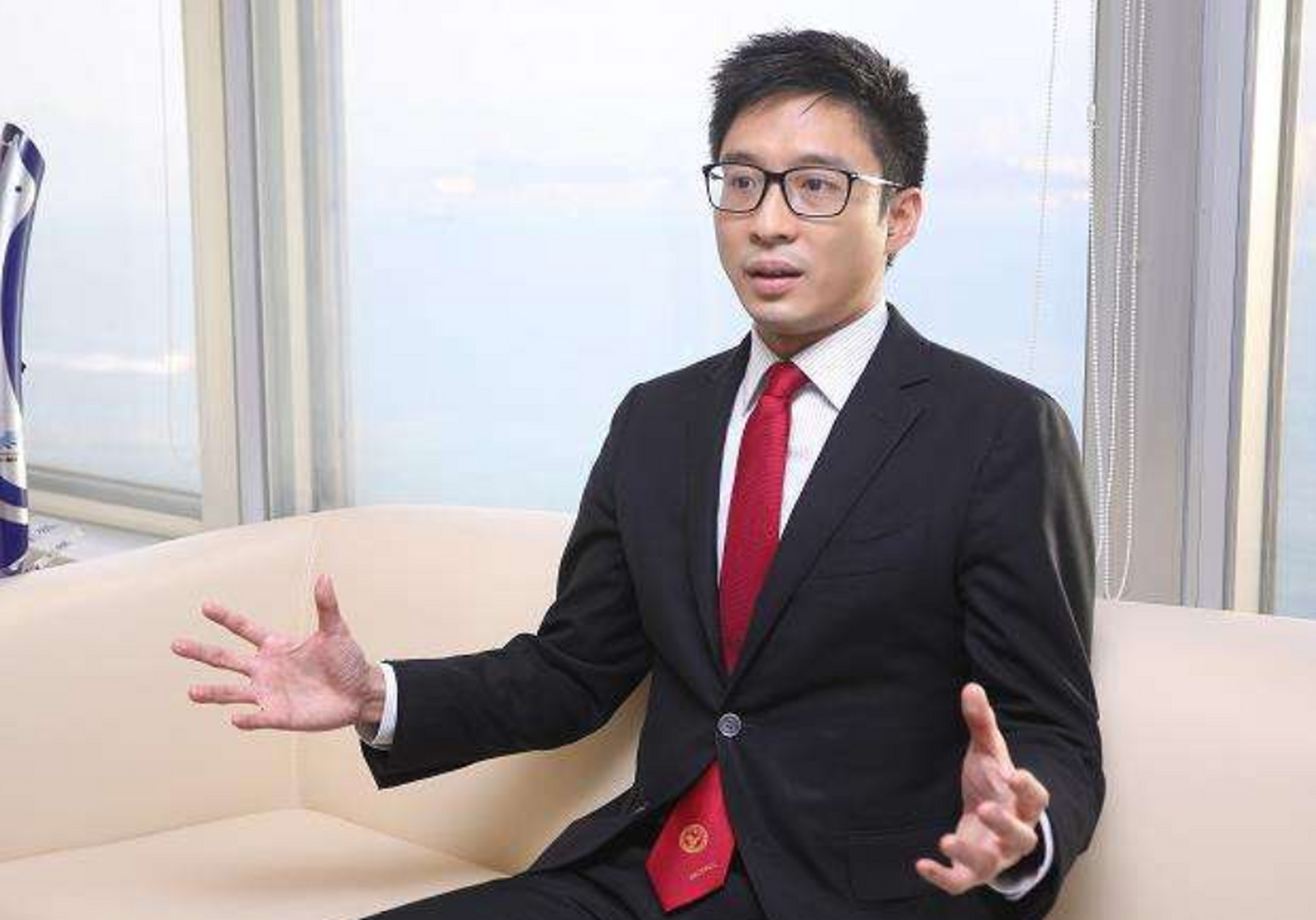 娱乐星闻速递# 迎接回归25周年,霍启山接受媒体采访,直言对香港未来