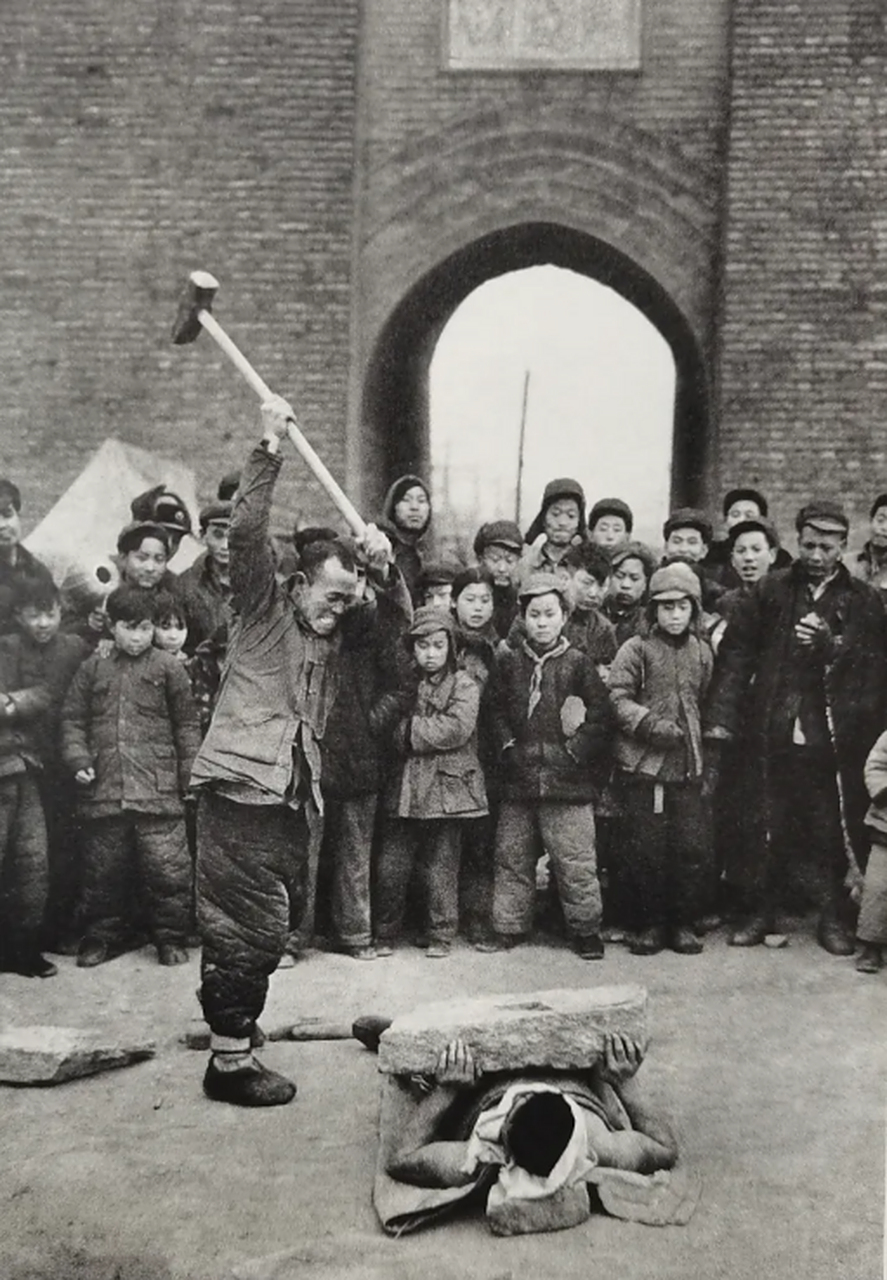 图为上世纪胸口碎大石的街头卖艺场景,一大群孩子正在围观,真的不会