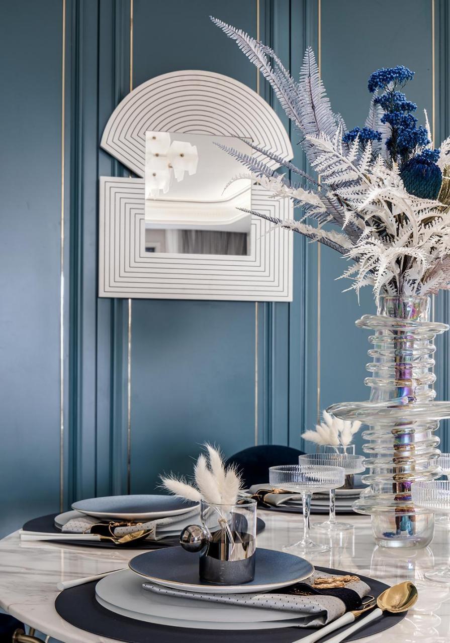 这个家以简欧风格设计为主,与时尚元素相结合,整体空间以蓝色作为色彩