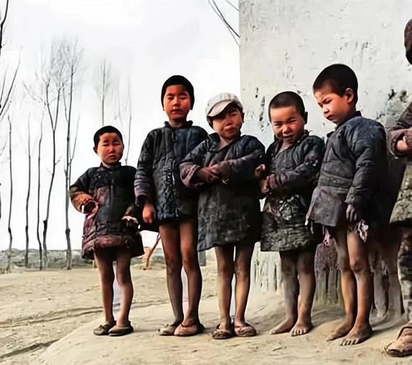 一九五九年,甘肃一处乡下,一群光着脚的孩子,身上穿着棉衣,身后是光秃