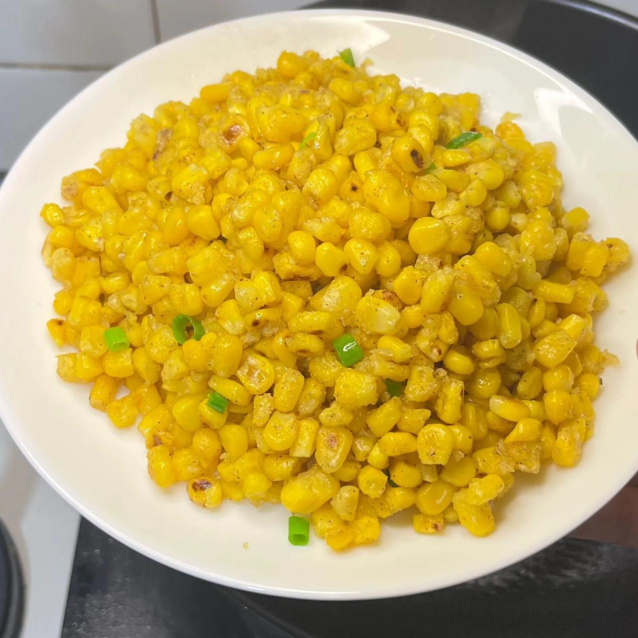 做法:1,玉米粒煮熟捞出沥干水分,加入鸡蛋搅拌均匀,控