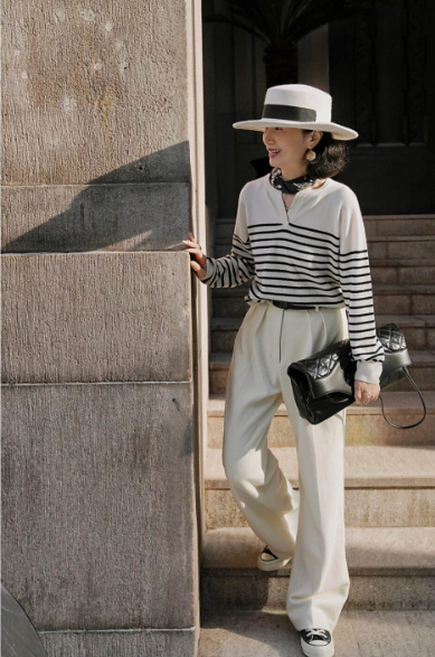 三木妈妈的穿搭实在太有气质感了吧,黑白条纹衫搭配白色的阔腿裤,洒脱